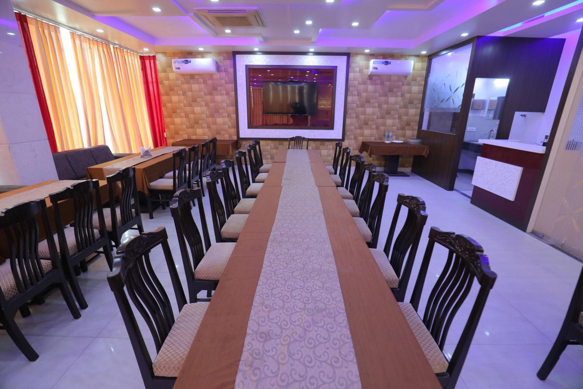 Hotel Red Carpet Tajganj Ngoại thất bức ảnh