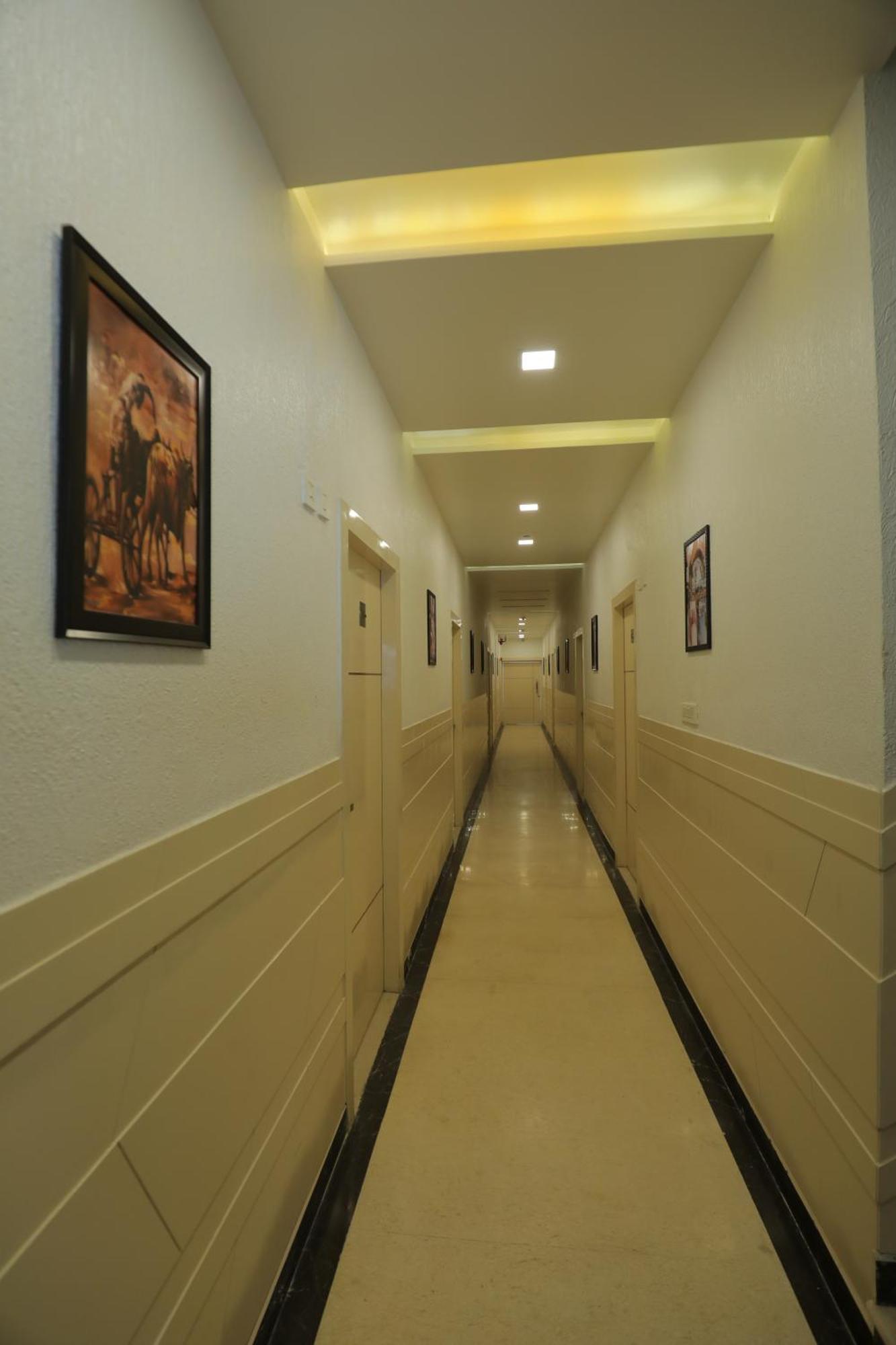Hotel Red Carpet Tajganj Ngoại thất bức ảnh